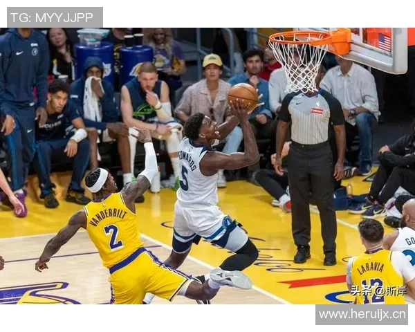 里弗斯快速反击 无视防守上篮打进